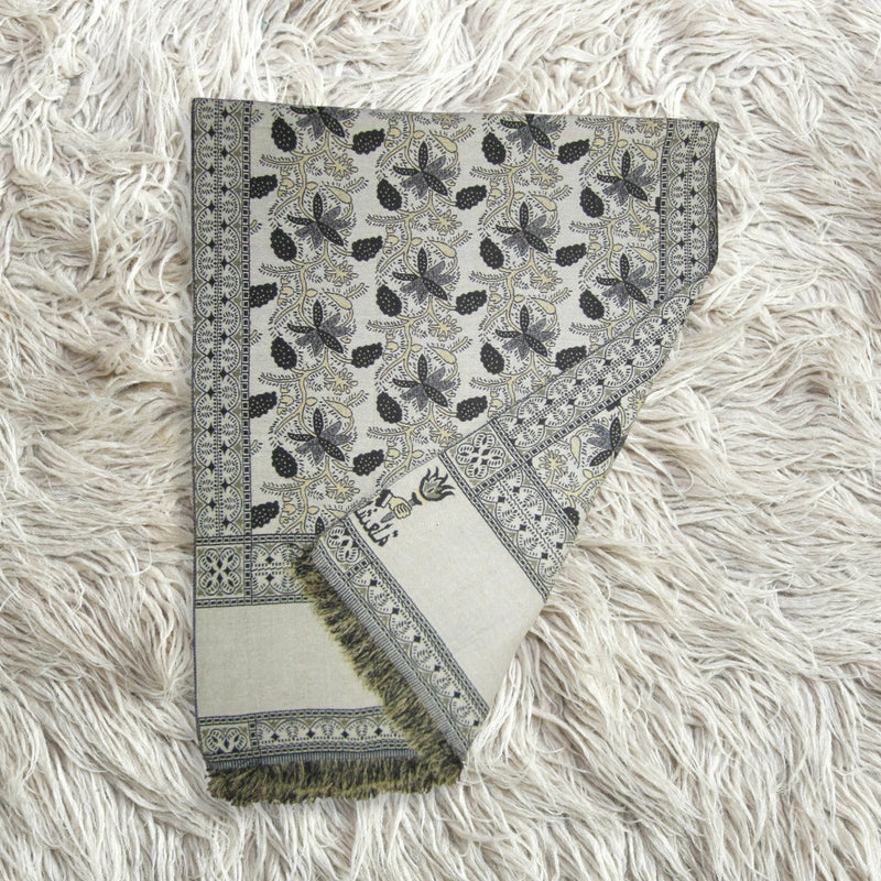 Grey shawl with dark grey maple