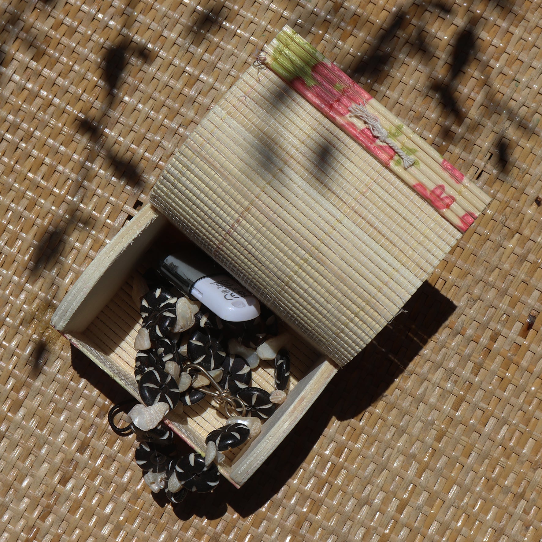 Pop Up Vintage Bamboo Falling Flowers Gift Box