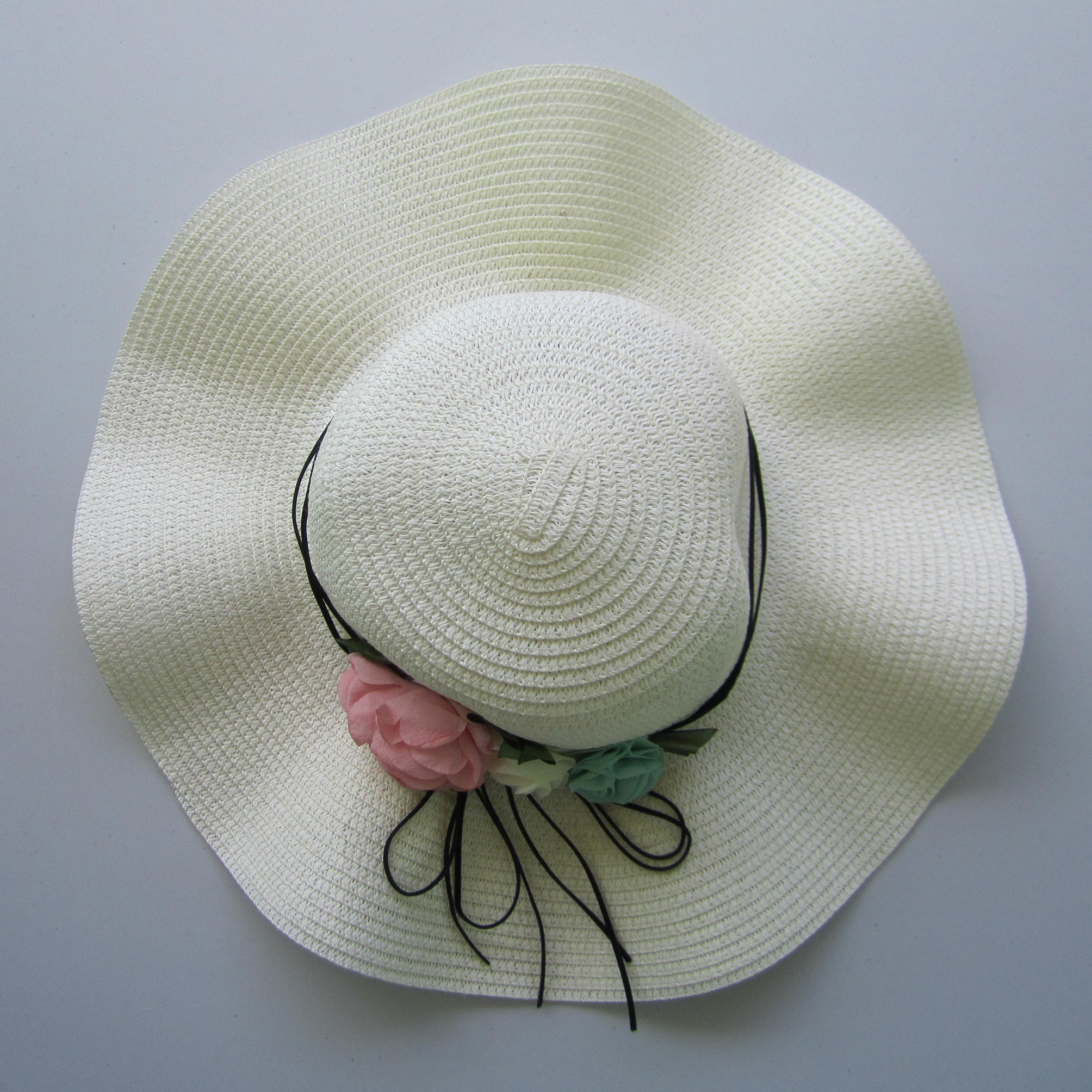 Sensational Straw Hat with flowers - White