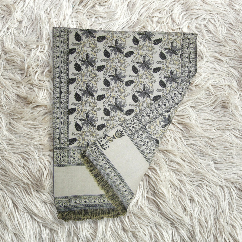 Grey shawl with dark grey maple